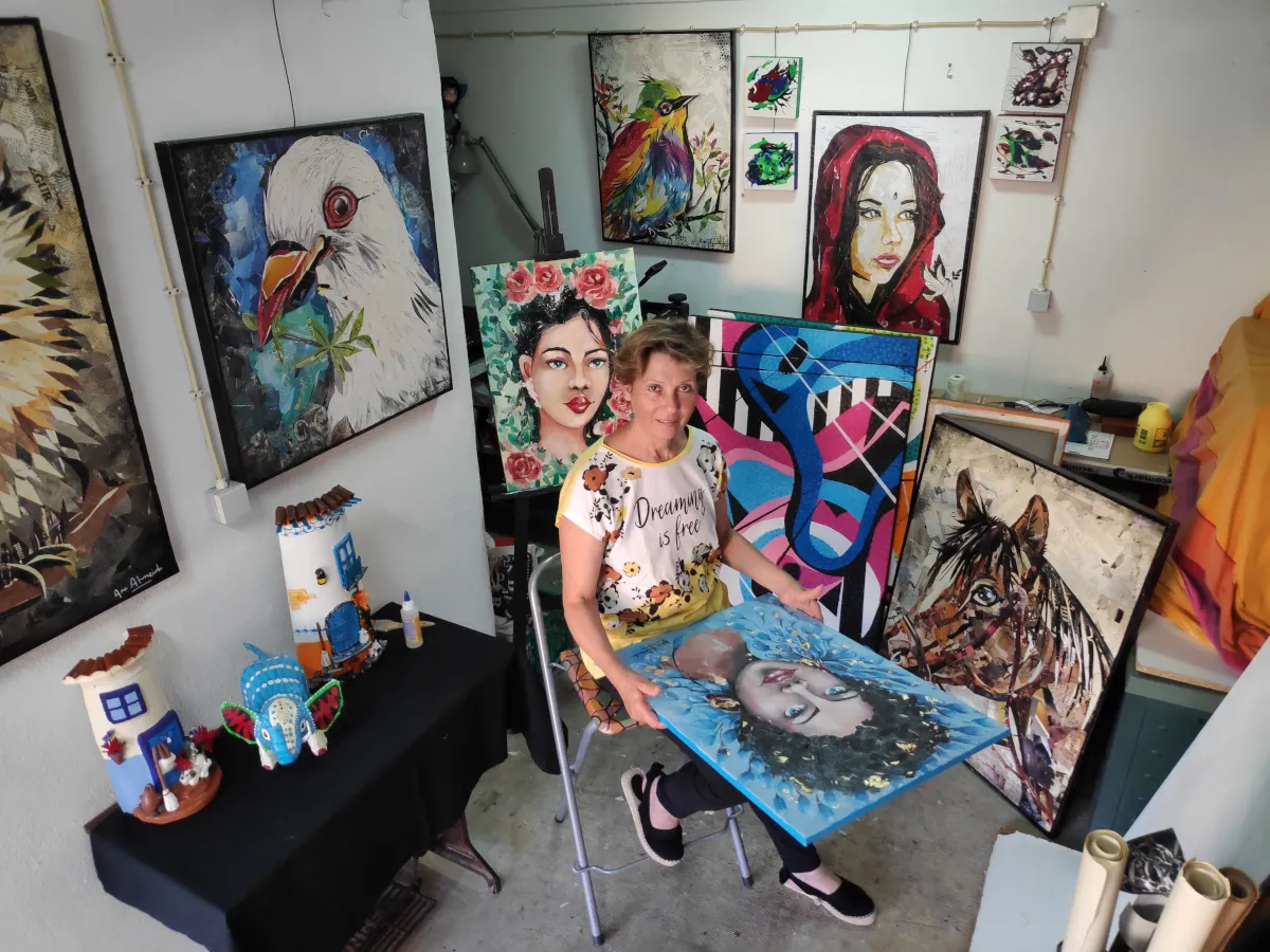 Desde cedo mostrou uma grande aptidão no desenho, levando-a a explorar áreas como a pintura em tela e digital, escultura, trabalhos manuais, fotografia, vídeo e design.